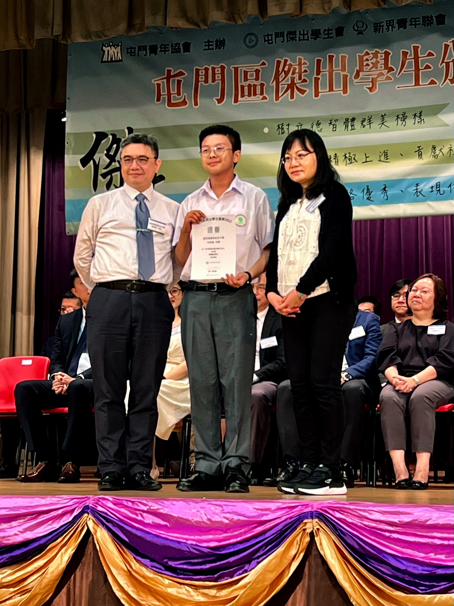 屯門民政事務處聯絡主任周美兒女士頒發獎狀給林同學